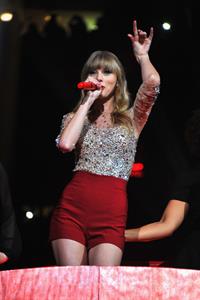 Taylor Swift at the KIIS FM 2012 Jingle Ball concert at Nokia Theatre in Los Angeles - December 1, 2012 