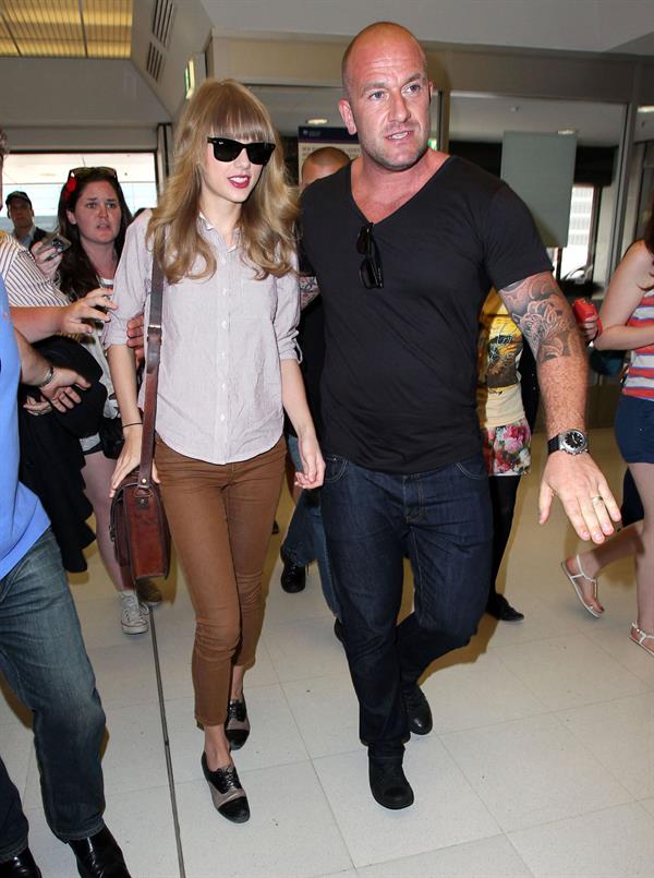 Taylor Swift in Sydney airport November 30, 2012 