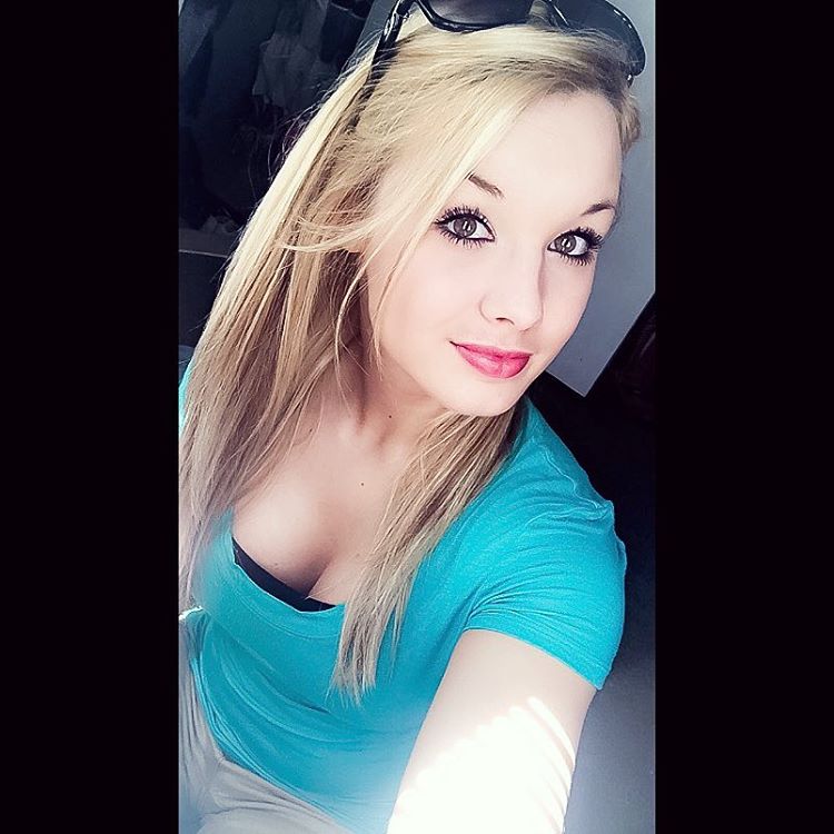 Mariah Alexis Vest Selfie Pictures Mariah Alexis Vest taking a selfie