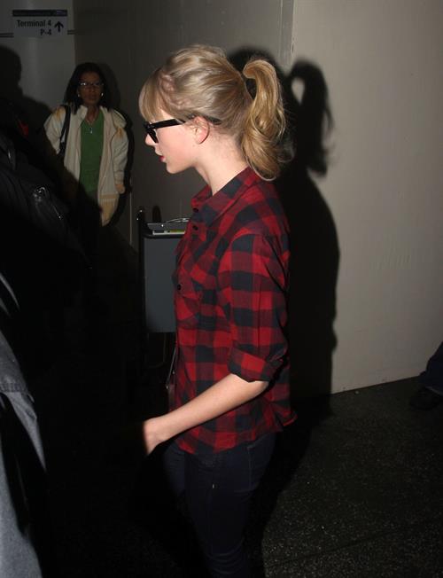 Taylor Swift arriving in Los Angeles from Sydney November 30, 2012