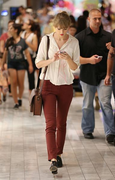 Taylor Swift out shopping in Sydney, Australia 