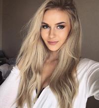 Anna Nyström taking a selfie