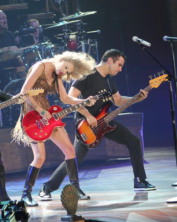 Taylor Swift performing live at prudential center in Newark July 20, 2011