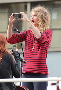 Taylor Swift surprise show at Hollywood Highland October 29, 2010