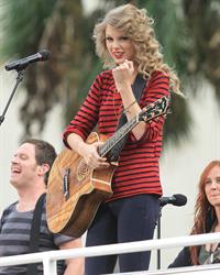 Taylor Swift surprise show at Hollywood Highland October 29, 2010