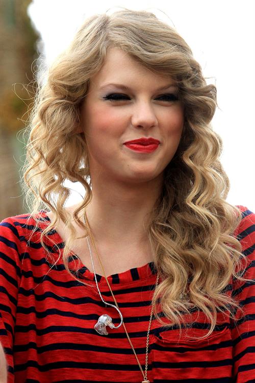 Taylor Swift surprise show at Hollywood Highland October 29, 2010