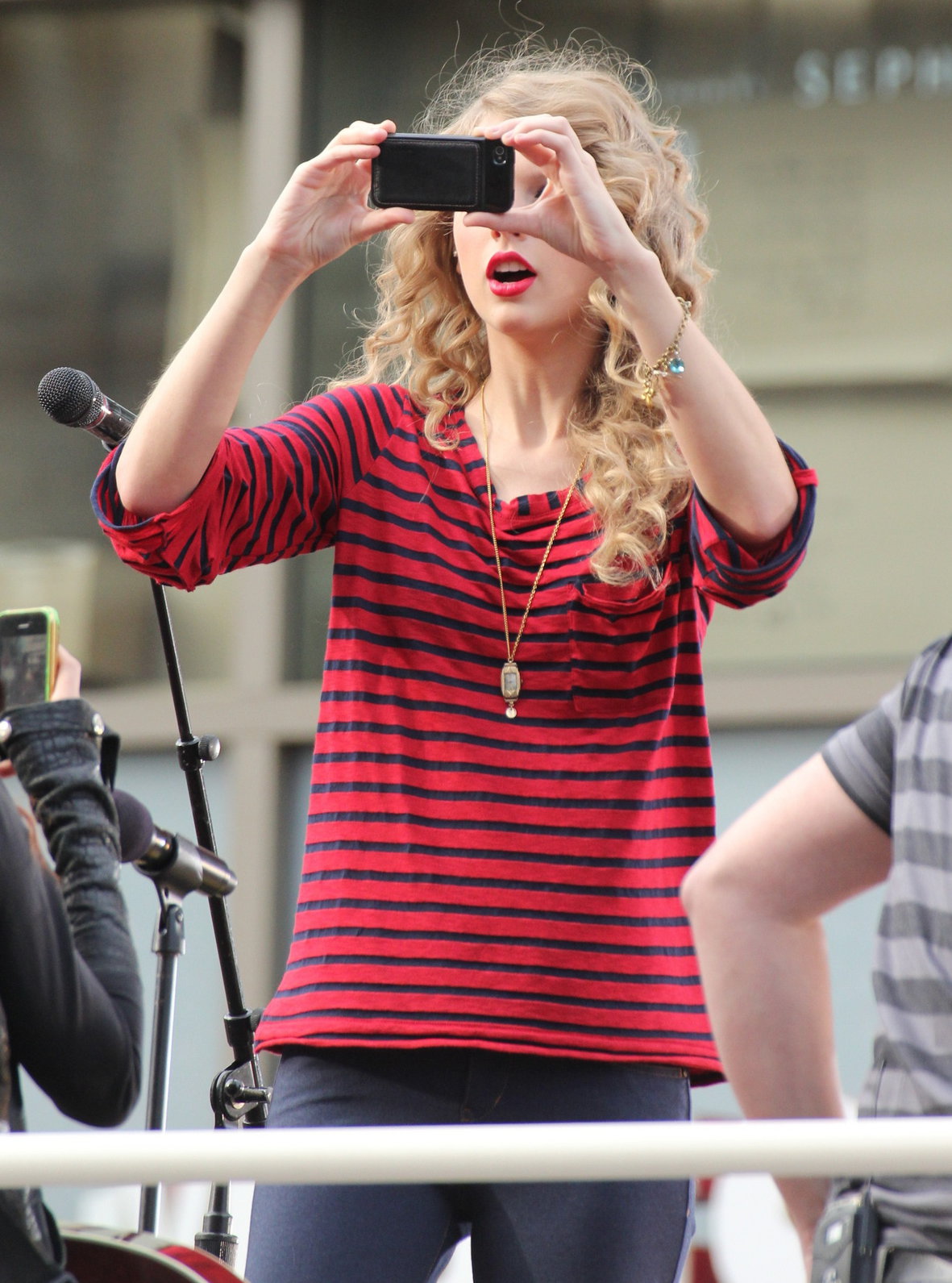 Taylor Swift surprise show at Hollywood Highland October 29, 2010