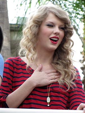 Taylor Swift surprise show at Hollywood Highland October 29, 2010