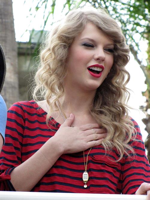 Taylor Swift surprise show at Hollywood Highland October 29, 2010