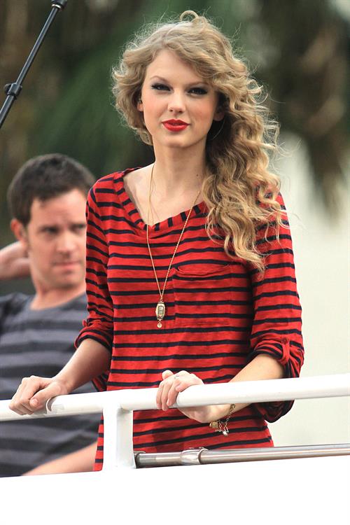 Taylor Swift surprise show at Hollywood Highland October 29, 2010