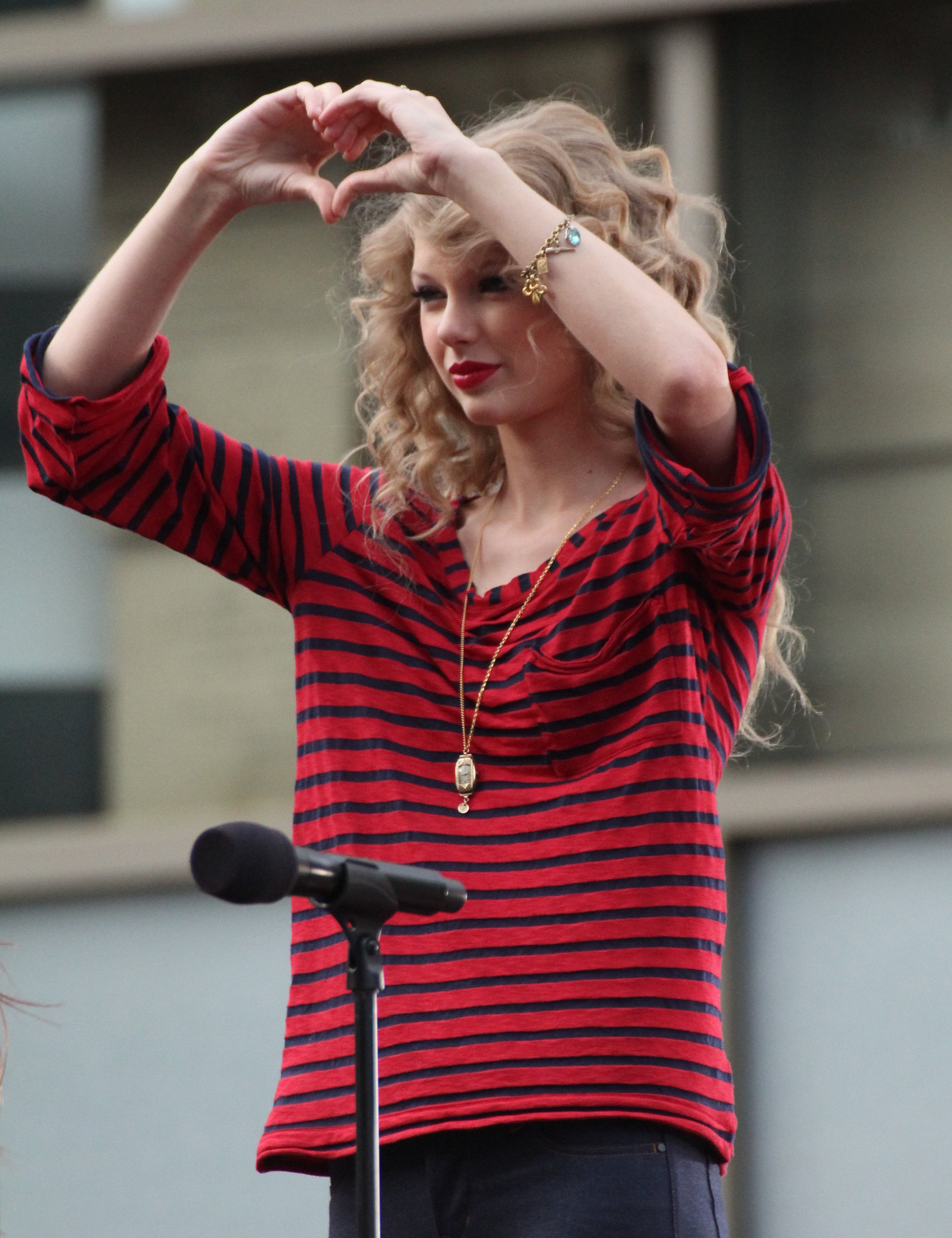 Taylor Swift surprise show at Hollywood Highland October 29, 2010