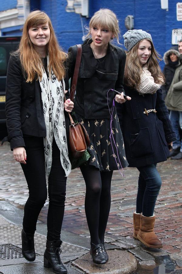 Taylor Swift goes shopping in London on January 24, 2012 
