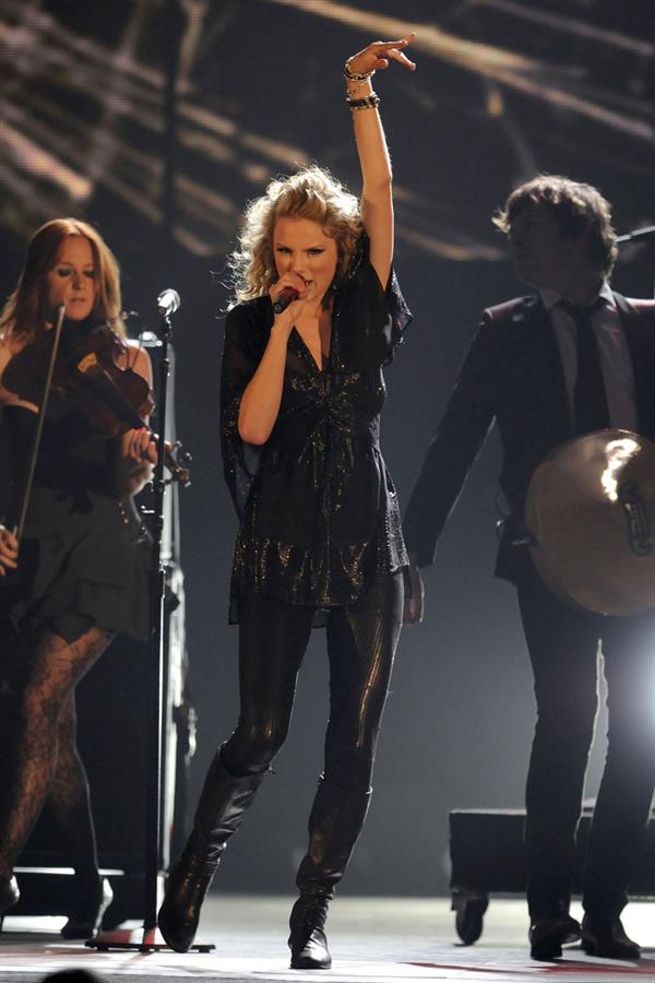 Taylor Swift the 43rd Annual CMA awards