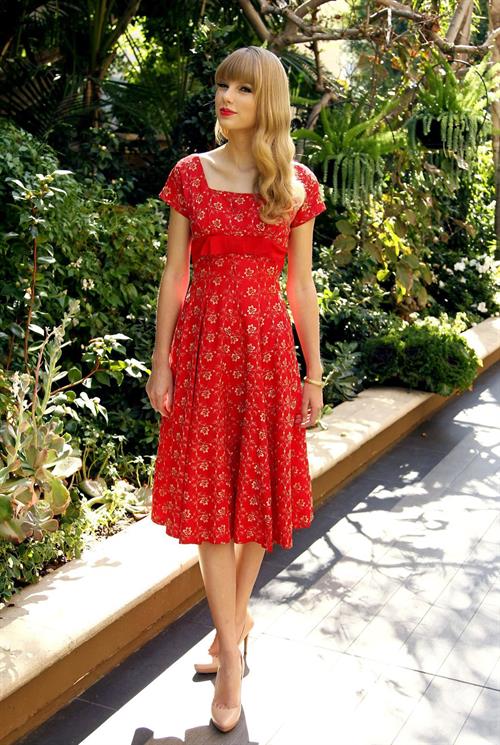 Taylor Swift - Matt Sayles portrait session in Beverly Hills on October 17, 2012