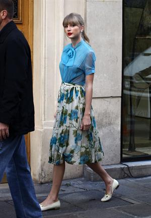 Taylor Swift films music video for ‘Begin Again’ in Paris 10/1/12 