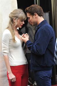 Taylor Swift films music video for ‘Begin Again’ in Paris 10/1/12 