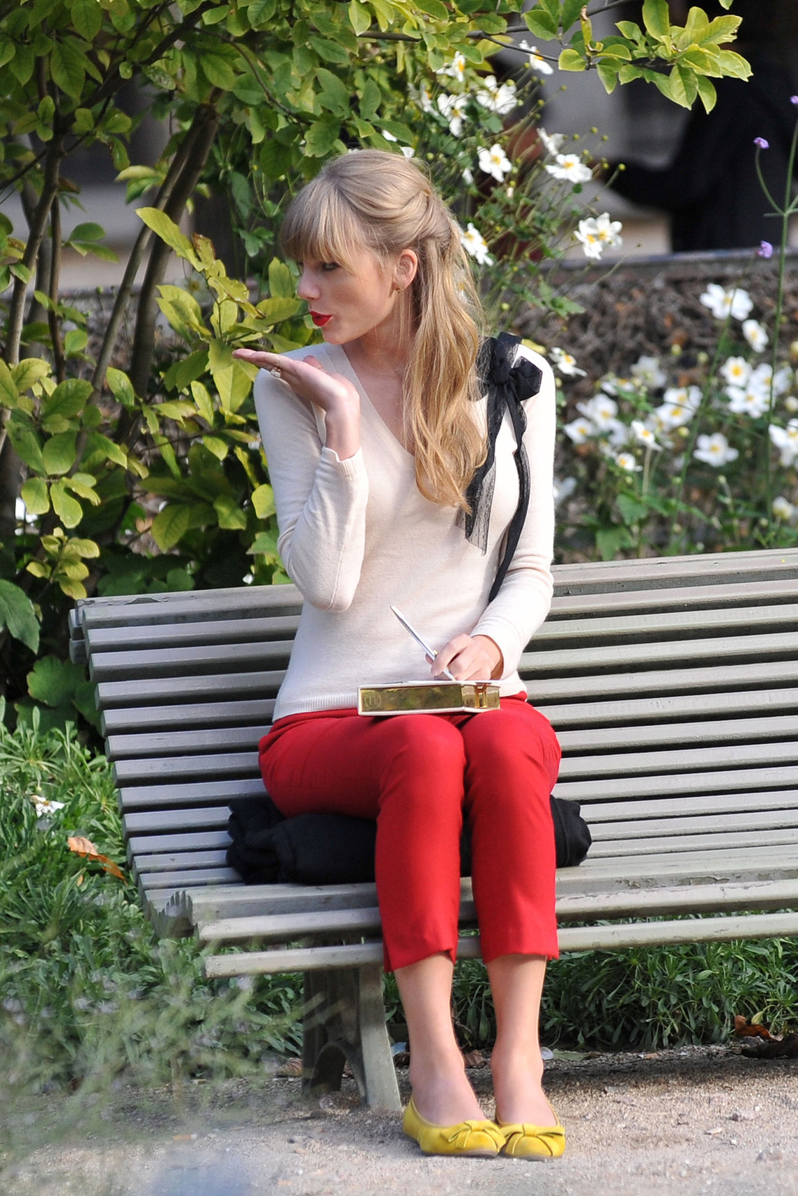 Taylor Swift films music video for ‘Begin Again’ in Paris 10/1/12 