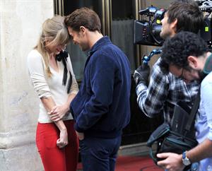 Taylor Swift films music video for ‘Begin Again’ in Paris 10/1/12 