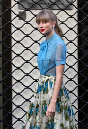 Taylor Swift films music video for ‘Begin Again’ in Paris 10/1/12 