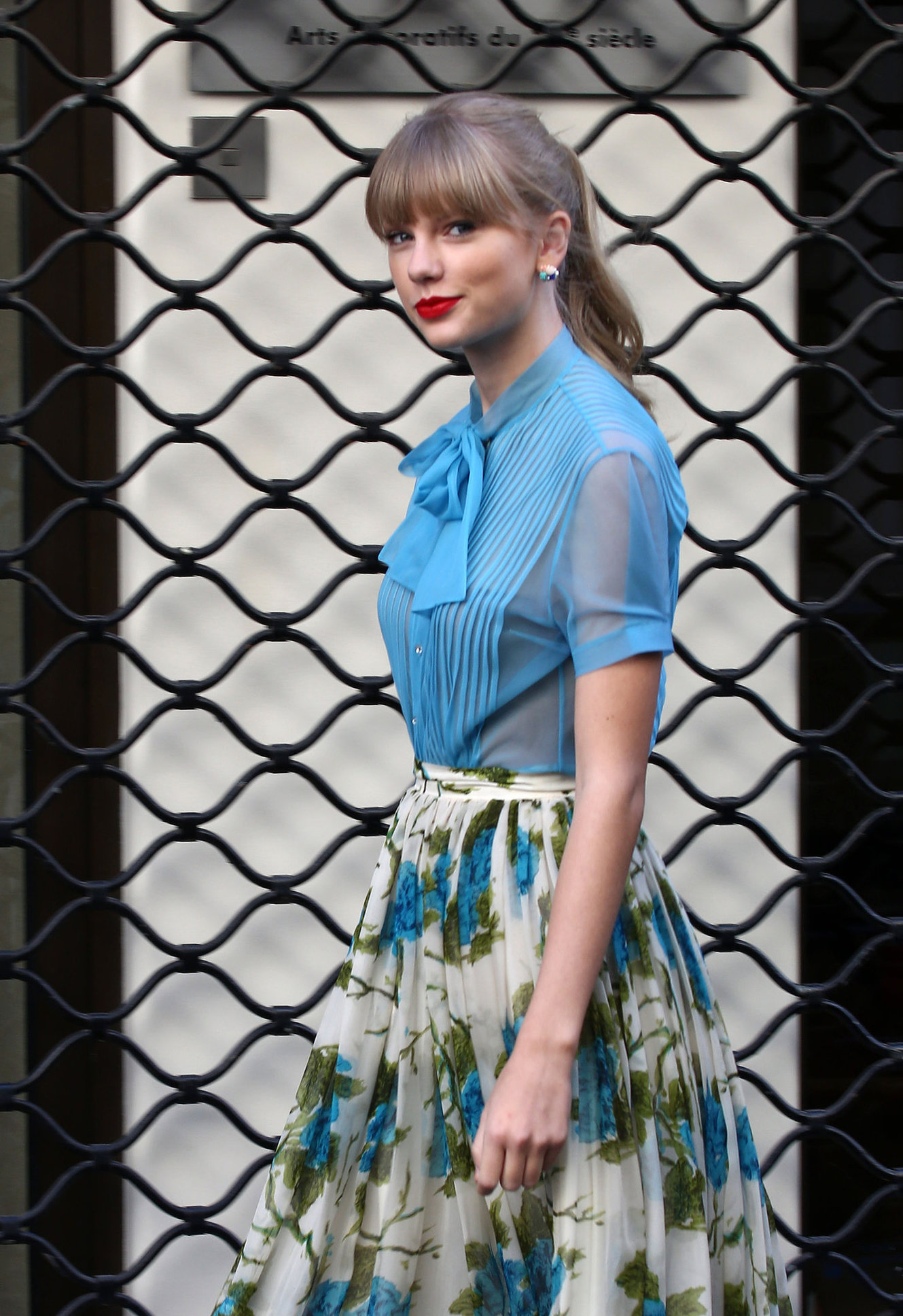 Taylor Swift films music video for ‘Begin Again’ in Paris 10/1/12 