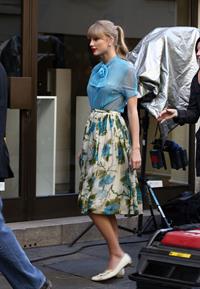 Taylor Swift films music video for ‘Begin Again’ in Paris 10/1/12 