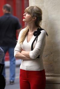 Taylor Swift films music video for ‘Begin Again’ in Paris 10/1/12 