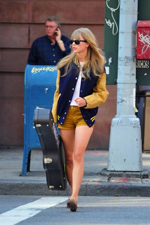 Taylor Swift walking in New York City Aug 31 2012