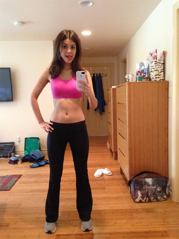 Victoria Justice taking a selfie