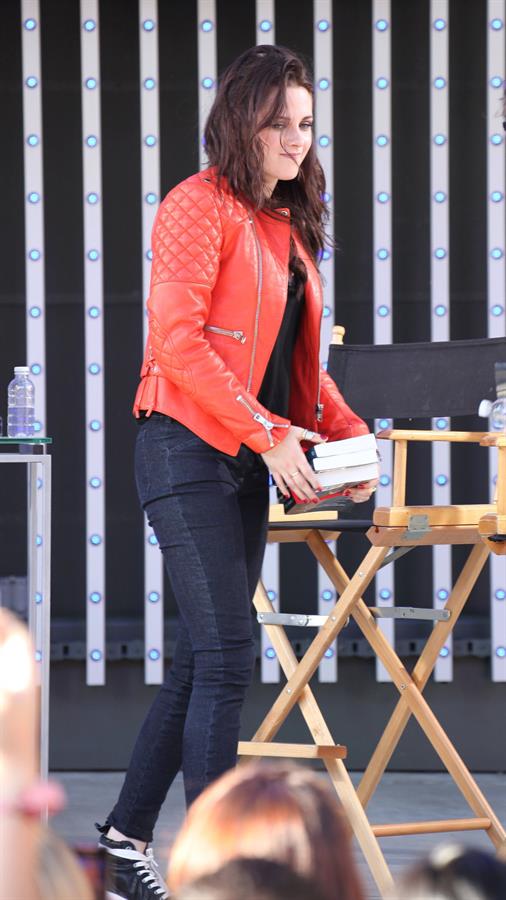 Kristen Stewart - MTV's  Snow White & the Huntsman  Sneak Peek at Universal Citywalk (May 29, 2012)