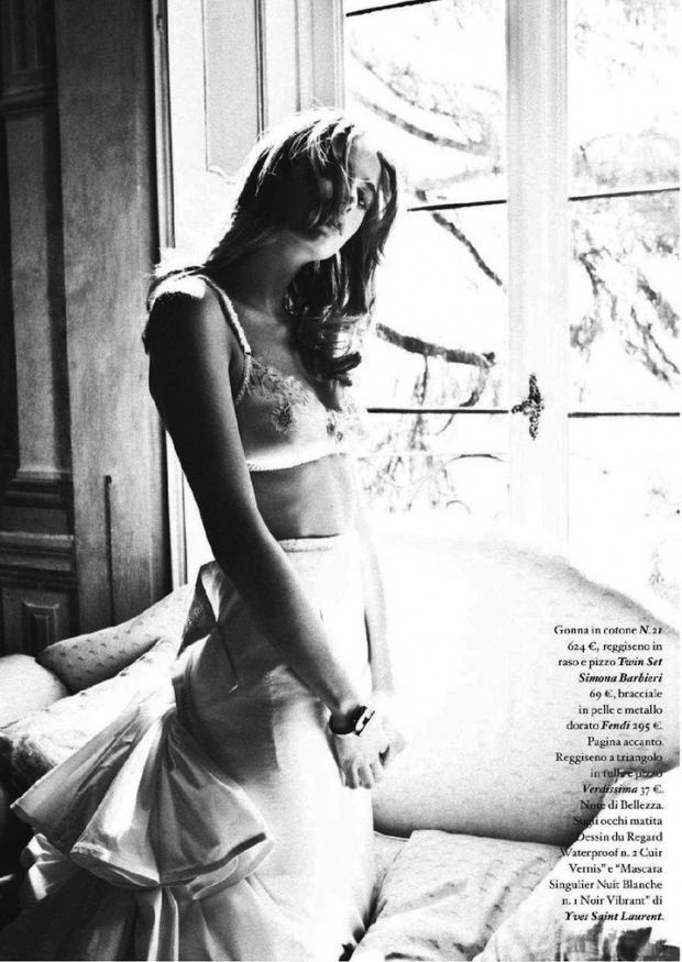 Eliza Sys in lingerie