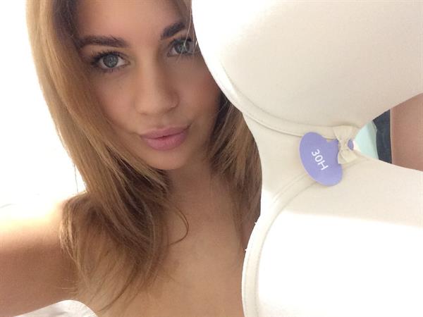 Holly Peers taking a selfie