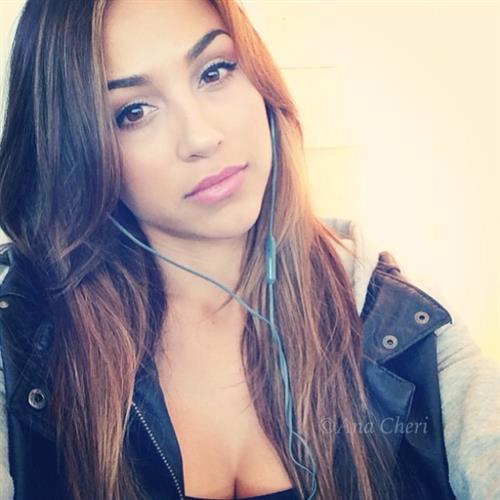 Ana Cheri taking a selfie
