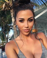 Ana Cheri taking a selfie