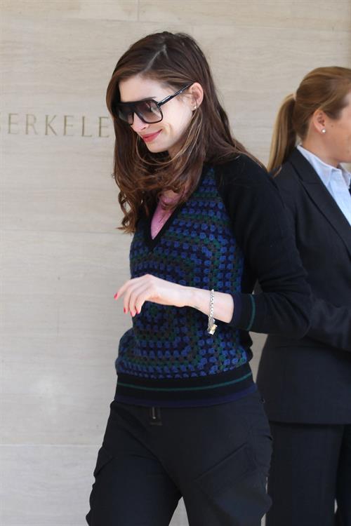 Anne Hathaway candids in London August 24, 2011 