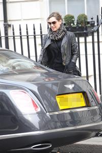 Kelly Brook - Looking for new clothes in London (13.02.2013) 