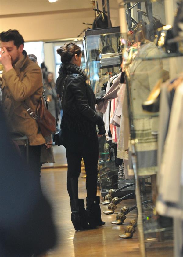 Kelly Brook - Looking for new clothes in London (13.02.2013) 