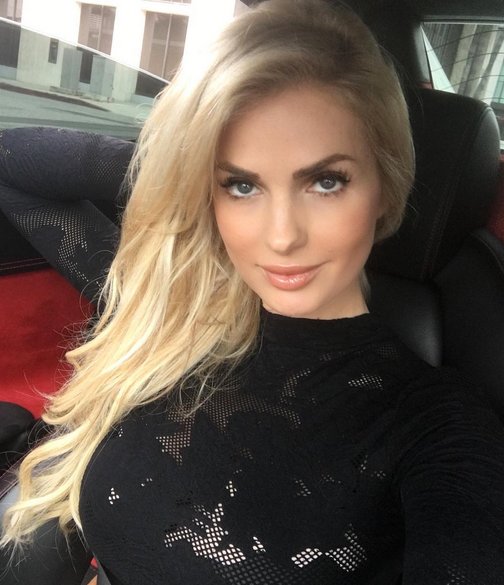 Leanna Bartlett taking a selfie