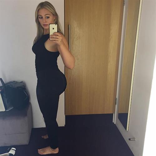 Iskra Lawrence taking a selfie