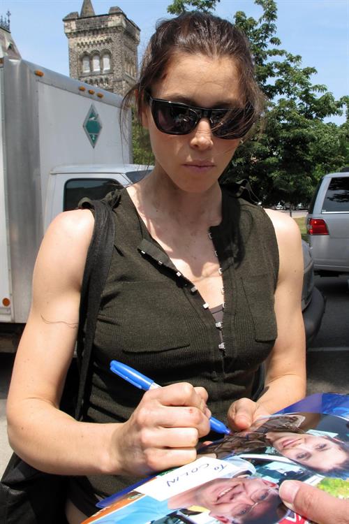 Jessica Biel signing autographs in Los Angelese June 20, 2011