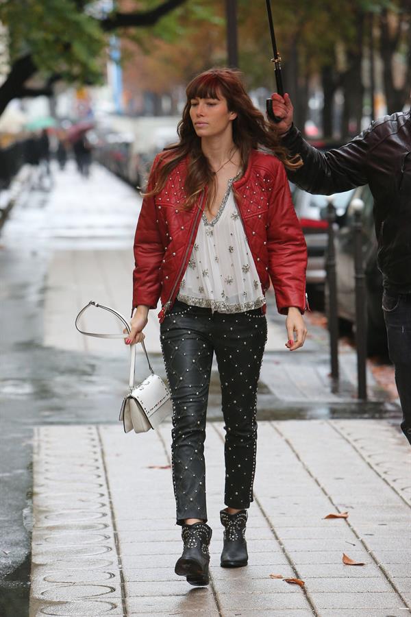 Jessica Biel Out Shopping in Paris (10/08/12) 