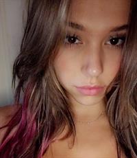 Alexis Ren taking a selfie