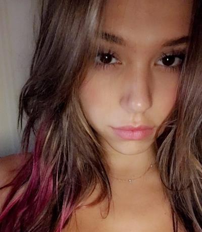 Alexis Ren taking a selfie