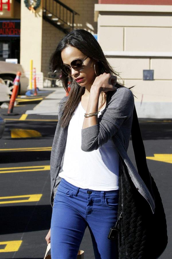 Zoe Saldana Out in Los Angeles January 4, 2012  