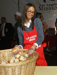 Zoe Saldana 75th Anniversary Of Los Angeles Mission Serving Thanksgiving Dinner To The Homeless