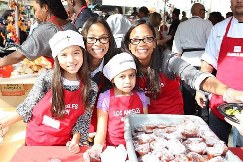 Zoe Saldana 75th Anniversary Of Los Angeles Mission Serving Thanksgiving Dinner To The Homeless