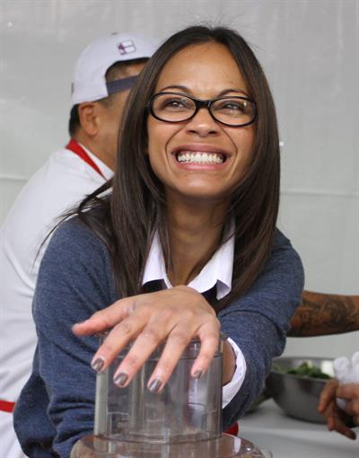 Zoe Saldana 75th Anniversary Of Los Angeles Mission Serving Thanksgiving Dinner To The Homeless