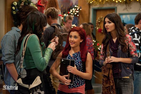 Victoria Justice Victorious Season 3 Episode 1 'A Christmas Tori' stills