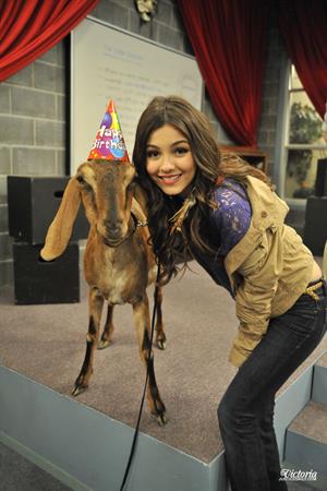Victoria Justice Victorious Season 3-Episode 8 'April Fools' Blank' stills 