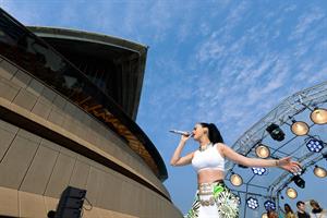 Katy Perry – “Sunrise” performance in Sydney 10/29/13