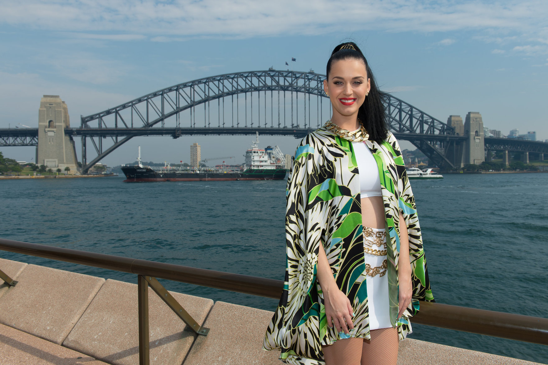 Katy Perry – “Sunrise” performance in Sydney 10/29/13